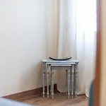 Pria, En Apartment