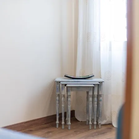 Pria, En Apartment